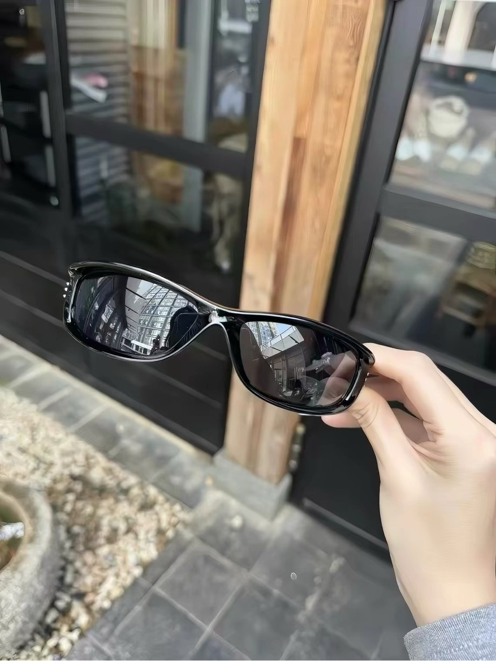 Black Women's Wrap Sunglasses - Classic Polarized Style